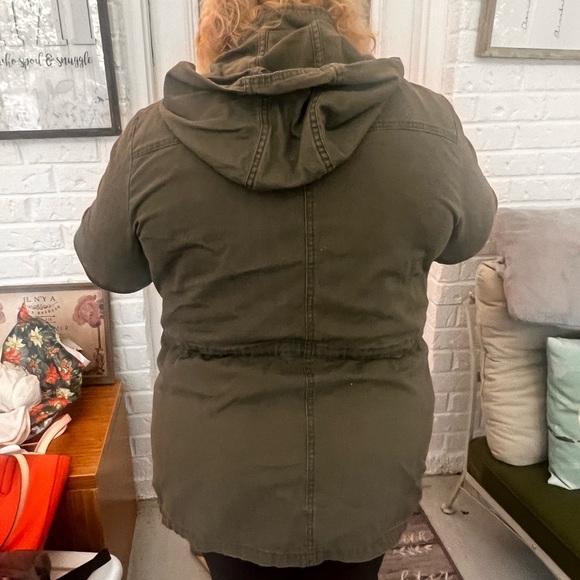 25% off listed price. Plus size green zip up jacket. Pockets & hood. - Picture 5 of 6